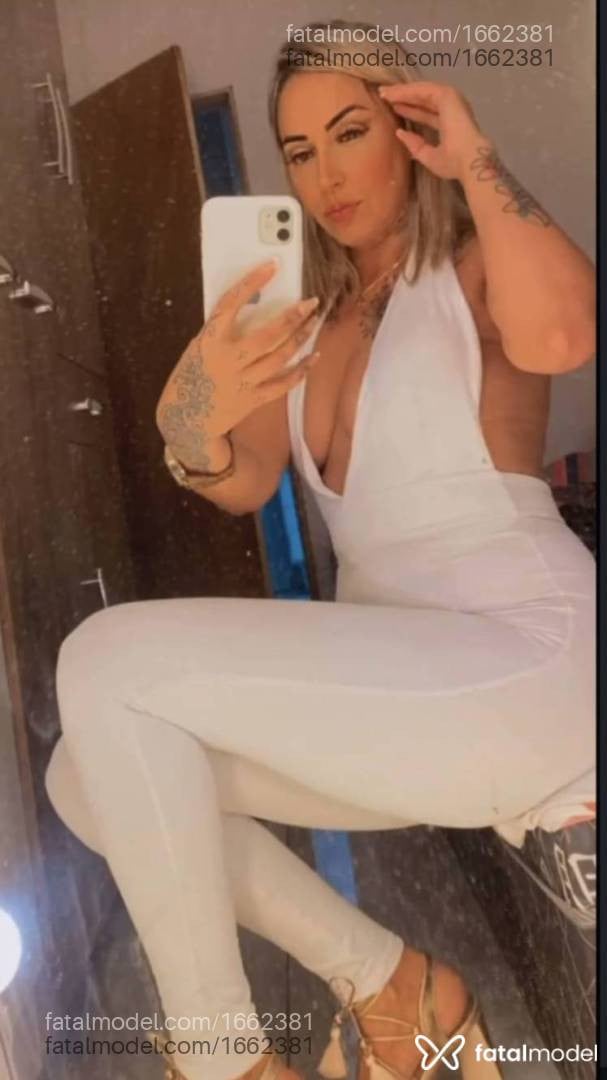 Acompanhante mulher loira (o) de olhos castanhos - Carla