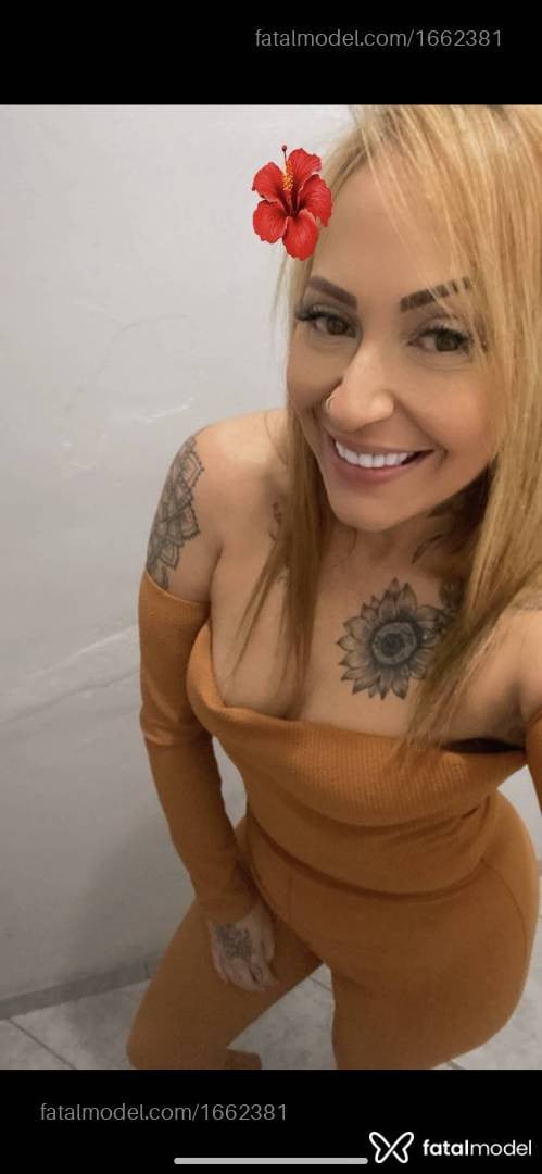 Acompanhante mulher loira (o) de olhos castanhos - Carla