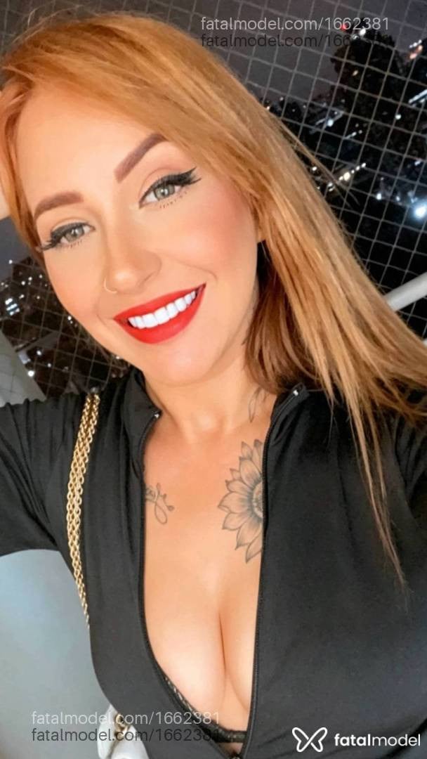 Acompanhante mulher loira (o) de olhos castanhos - Carla