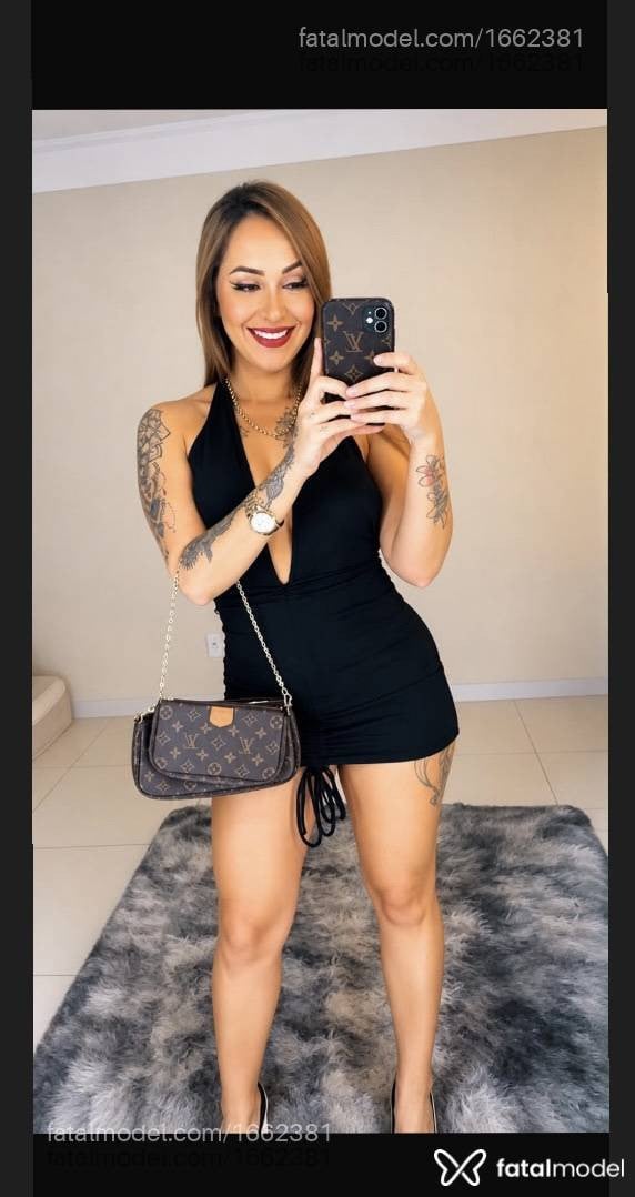 Acompanhante mulher loira (o) de olhos castanhos - Carla
