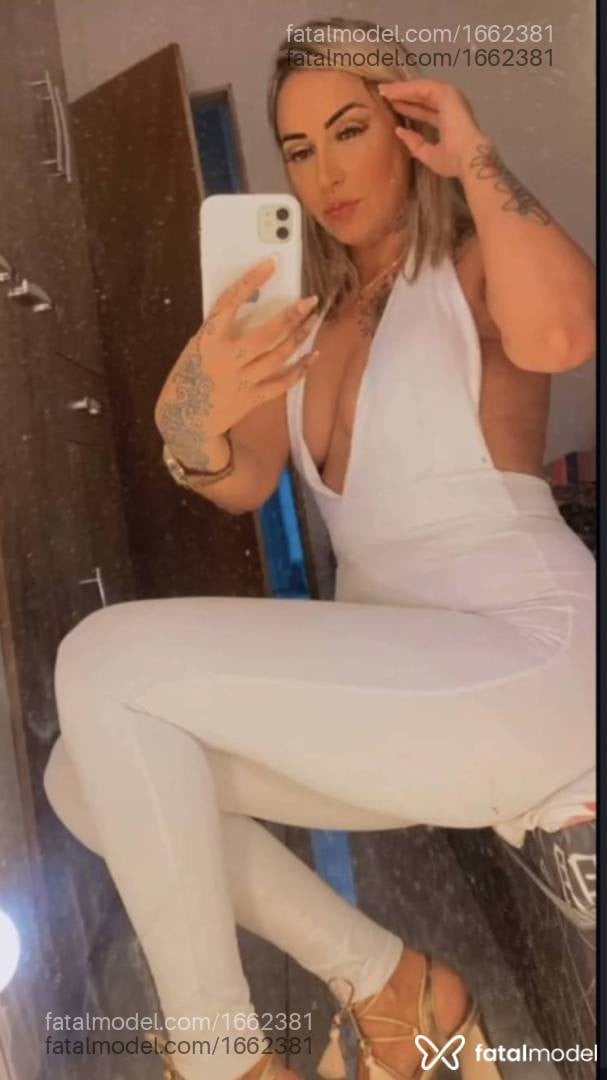 Acompanhante mulher loira (o) de olhos castanhos - Carla