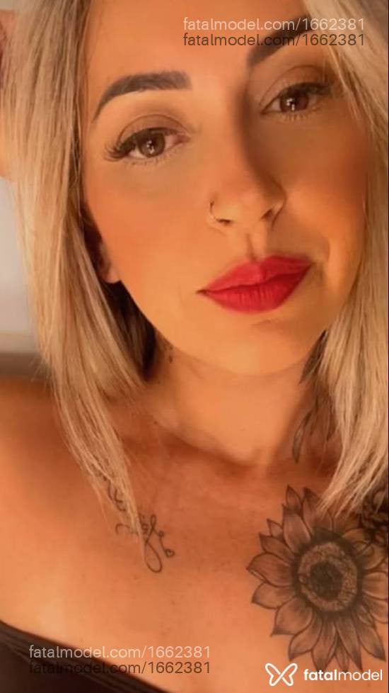 Acompanhante mulher loira (o) de olhos castanhos - Carla