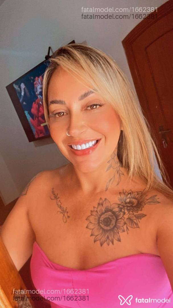 Acompanhante mulher loira (o) de olhos castanhos - Carla
