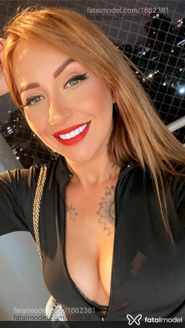 Acompanhante mulher loira (o) de olhos castanhos - Carla