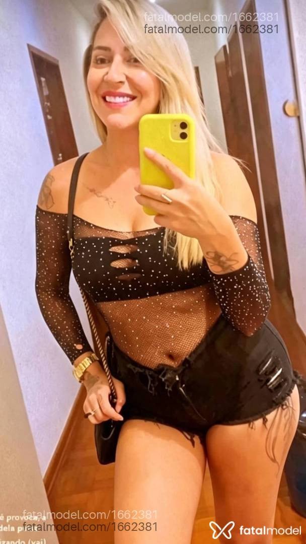 Acompanhante mulher loira (o) de olhos castanhos - Carla