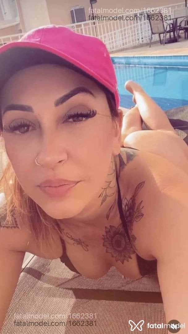 Acompanhante mulher loira (o) de olhos castanhos - Carla