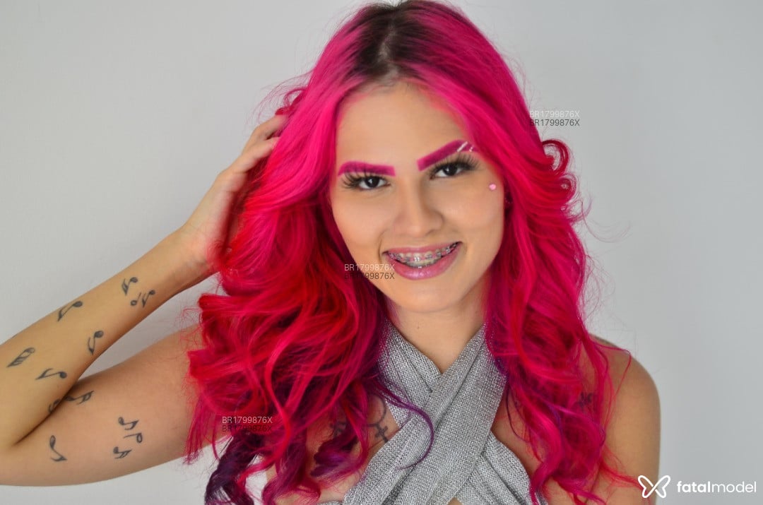 Acompanhante mulher com cabelo colorido de olhos castanhos em Florianópolis - Chrixh Rosa