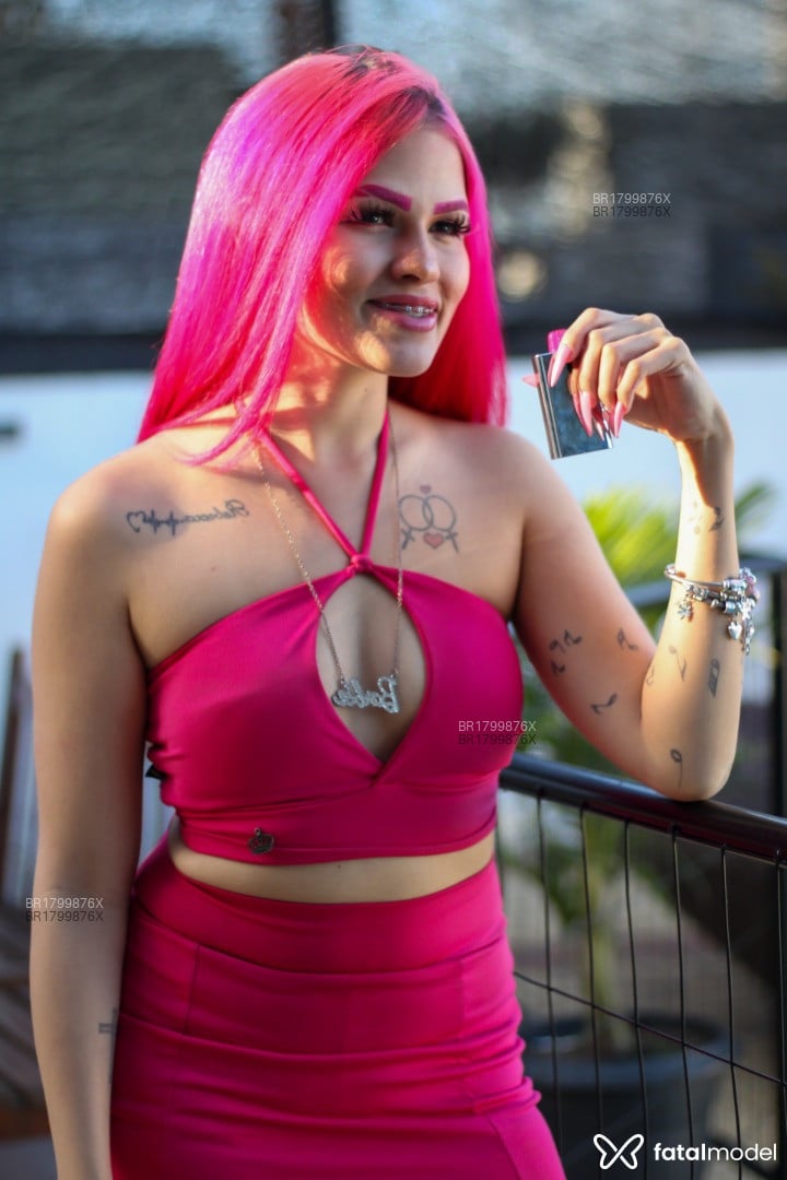 Acompanhante mulher com cabelo colorido de olhos castanhos em Florianópolis - Chrixh Rosa