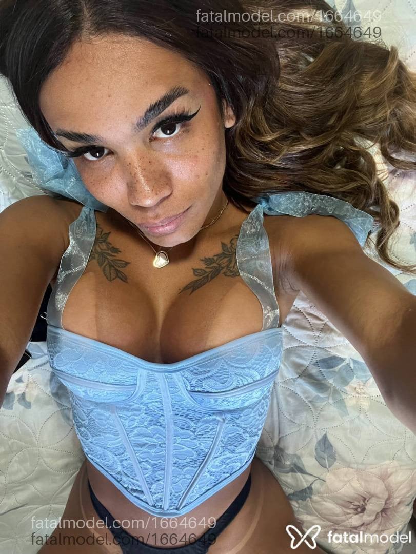 Acompanhante mulher trans loira (o) de olhos castanhos - LIANDRA PEIXES