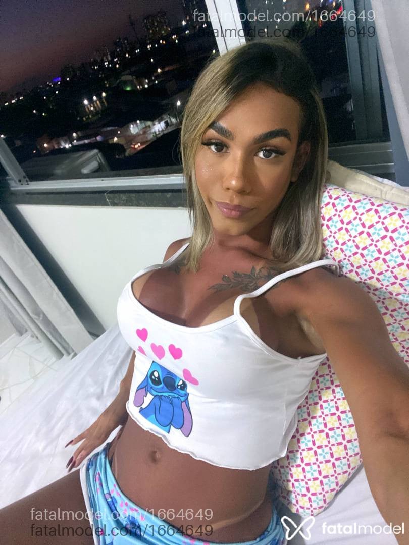 Acompanhante mulher trans loira (o) de olhos castanhos - LIANDRA PEIXES