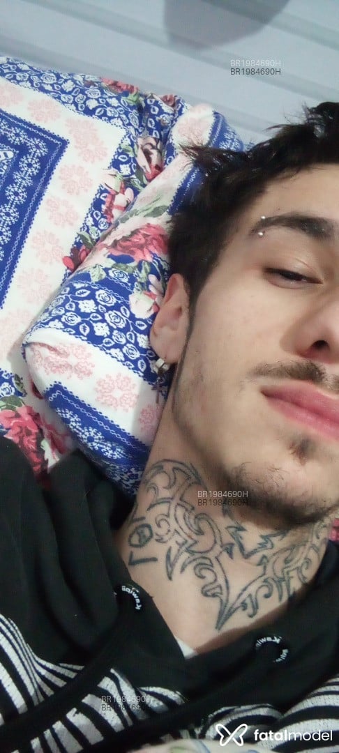 Acompanhante homem com cabelo castanho de olhos castanhos em Chapecó Acompanhante homem com cabelo castanho de olhos castanhos em Chapecó - Diego