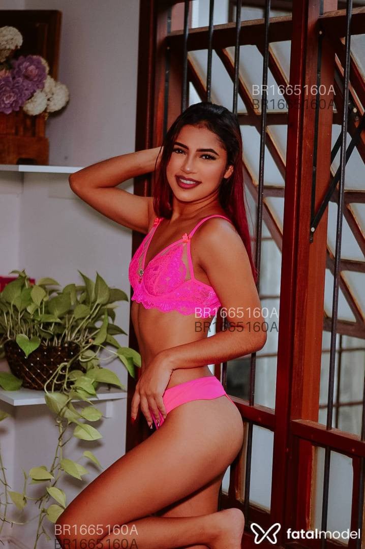 Acompanhante mulher com cabelo colorido de olhos castanhos - Eduarda Benayon Acompanhante mulher com cabelo colorido de olhos castanhos - Eduarda Benayon