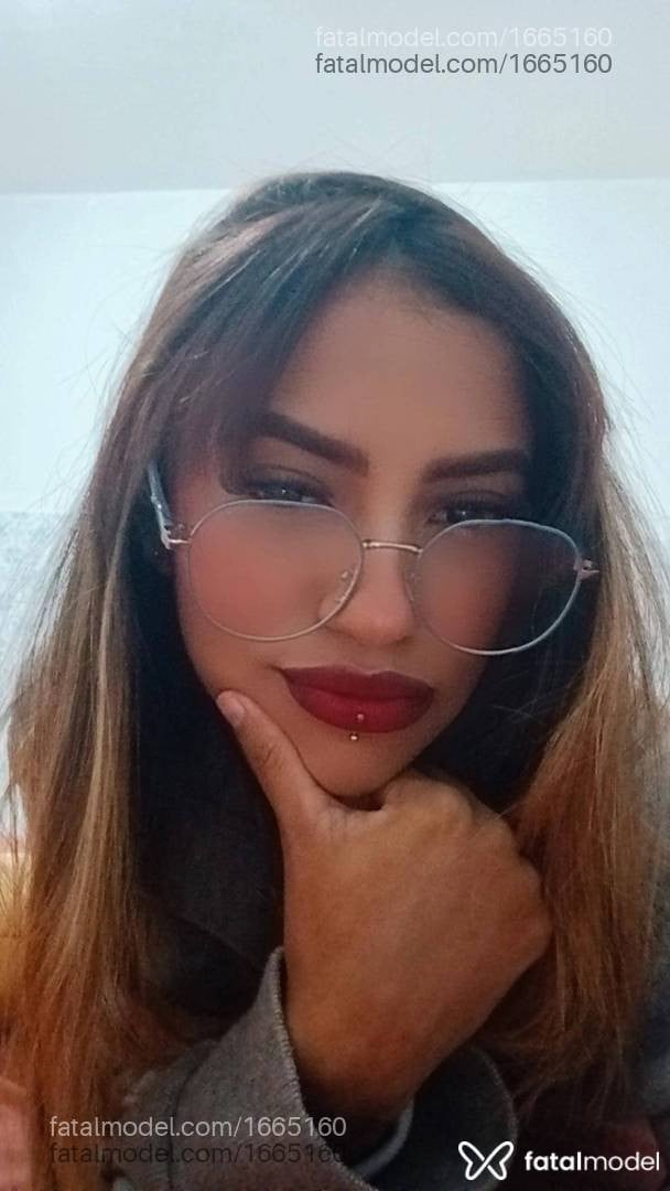 Acompanhante mulher com cabelo colorido de olhos castanhos - Eduarda Benayon