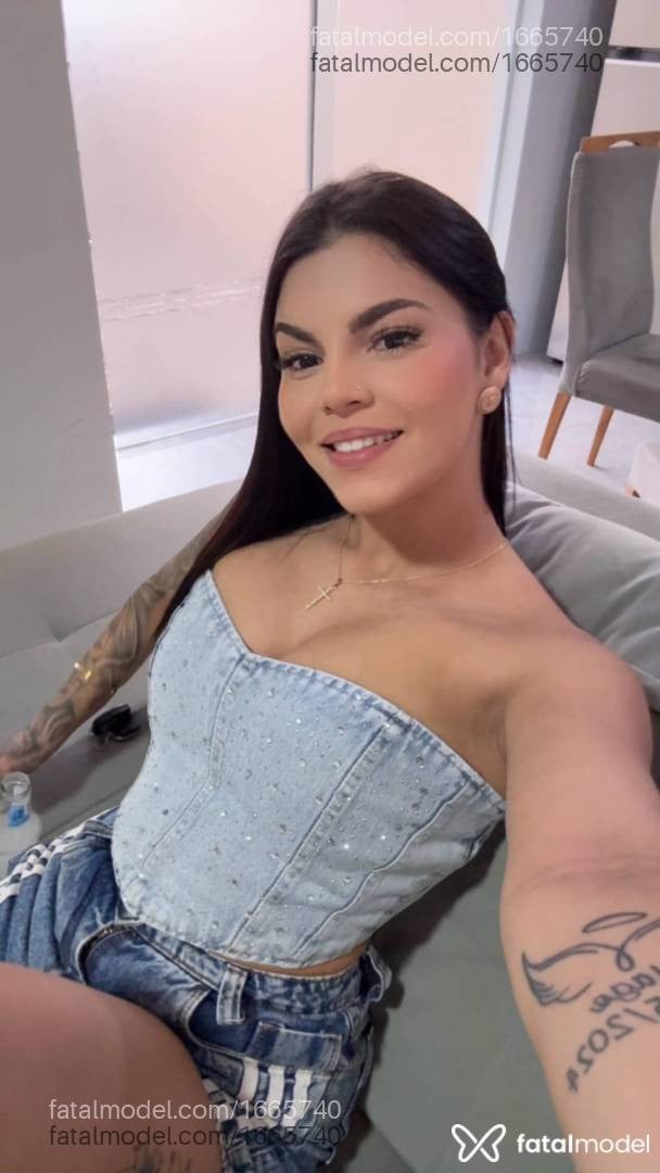 Acompanhante mulher com cabelo castanho de olhos pretos - Helenna