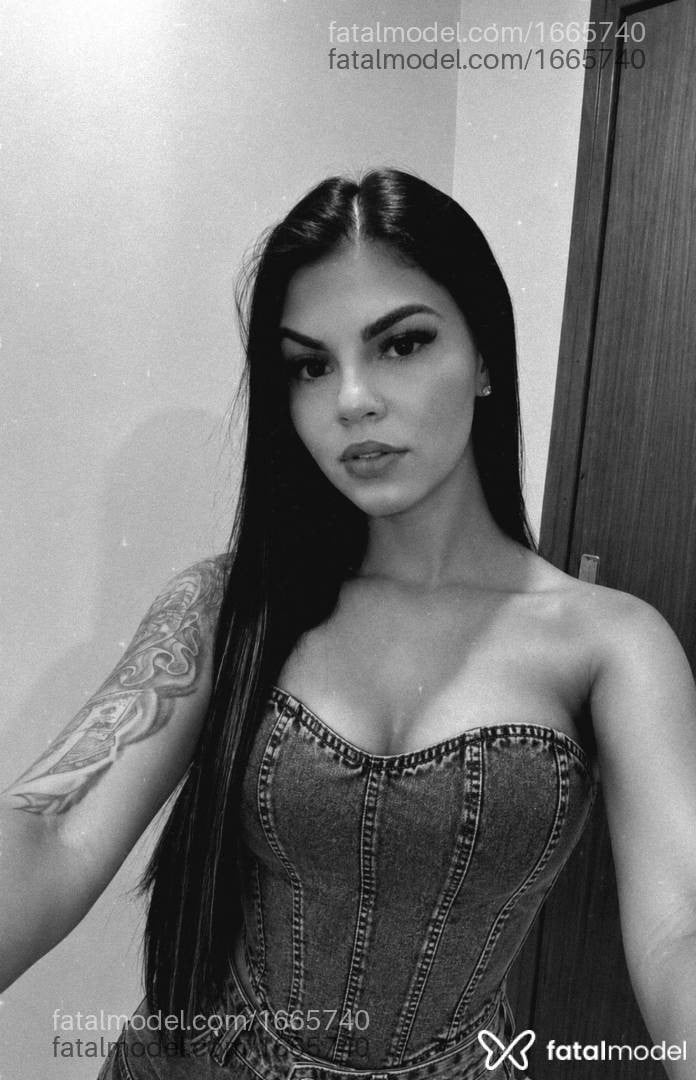 Acompanhante mulher com cabelo castanho de olhos pretos - Helenna