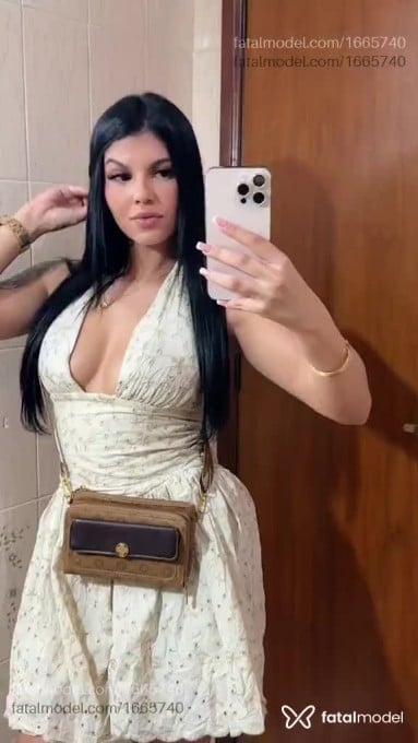 Acompanhante mulher com cabelo castanho de olhos pretos em Sorocaba Acompanhante mulher com cabelo castanho de olhos pretos em Sorocaba - Helena Martinelli