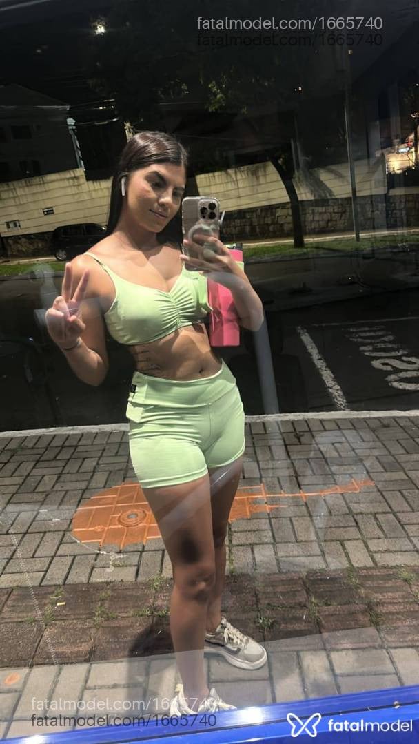 Acompanhante mulher com cabelo castanho de olhos pretos - Helenna