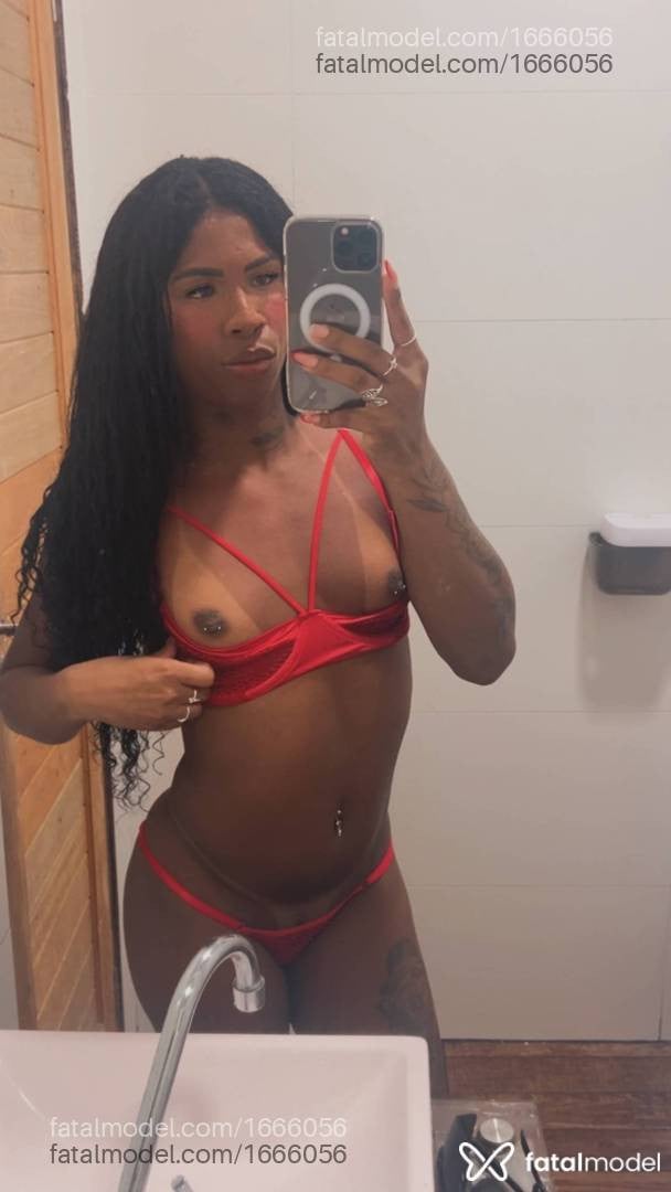 Acompanhante mulher trans morena (o) de olhos mel - Evellyn Bastos