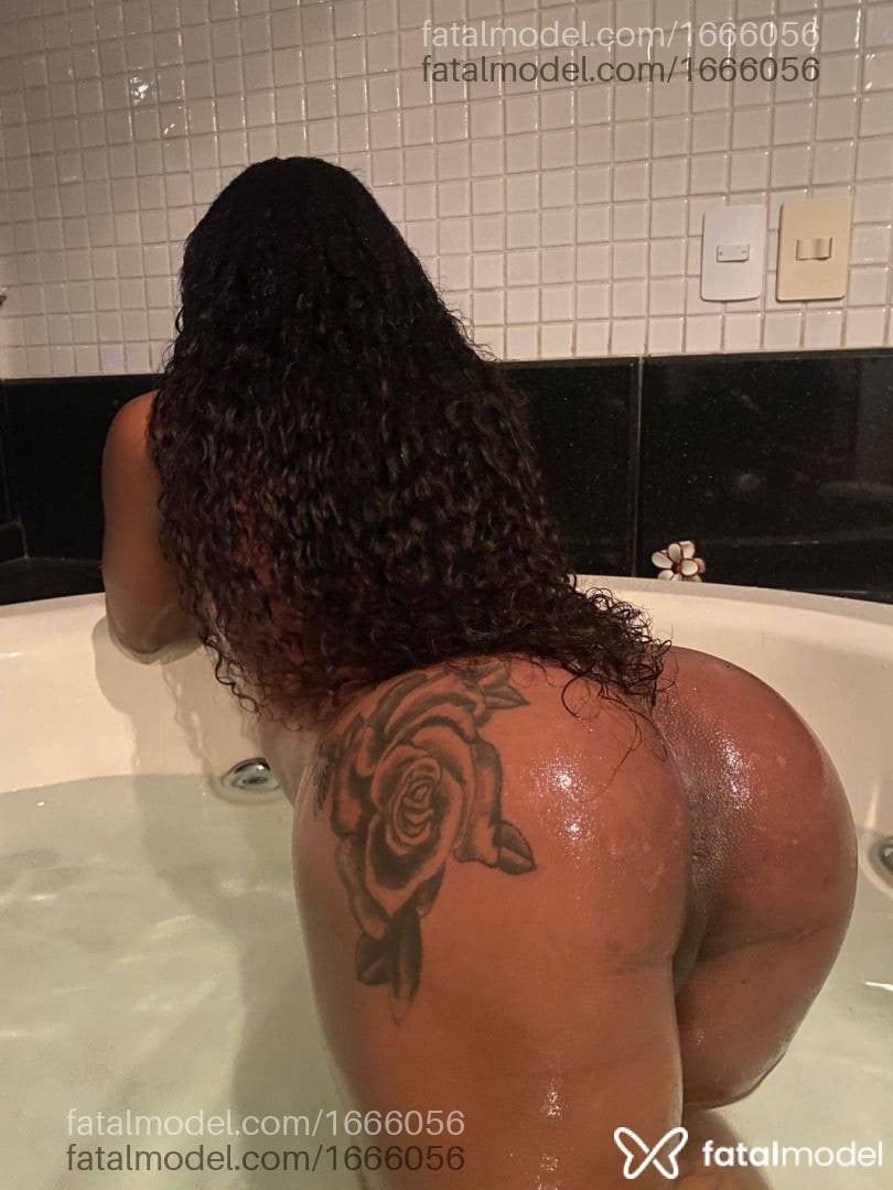 Acompanhante mulher trans morena (o) de olhos mel - Evellyn Bastos