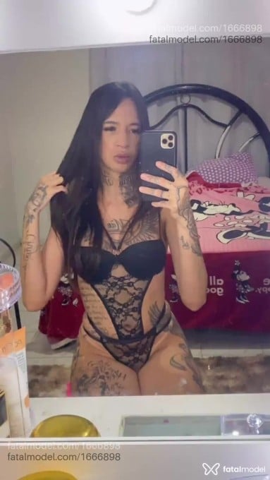 Acompanhante mulher trans com cabelo castanho de olhos castanhos - Mirella