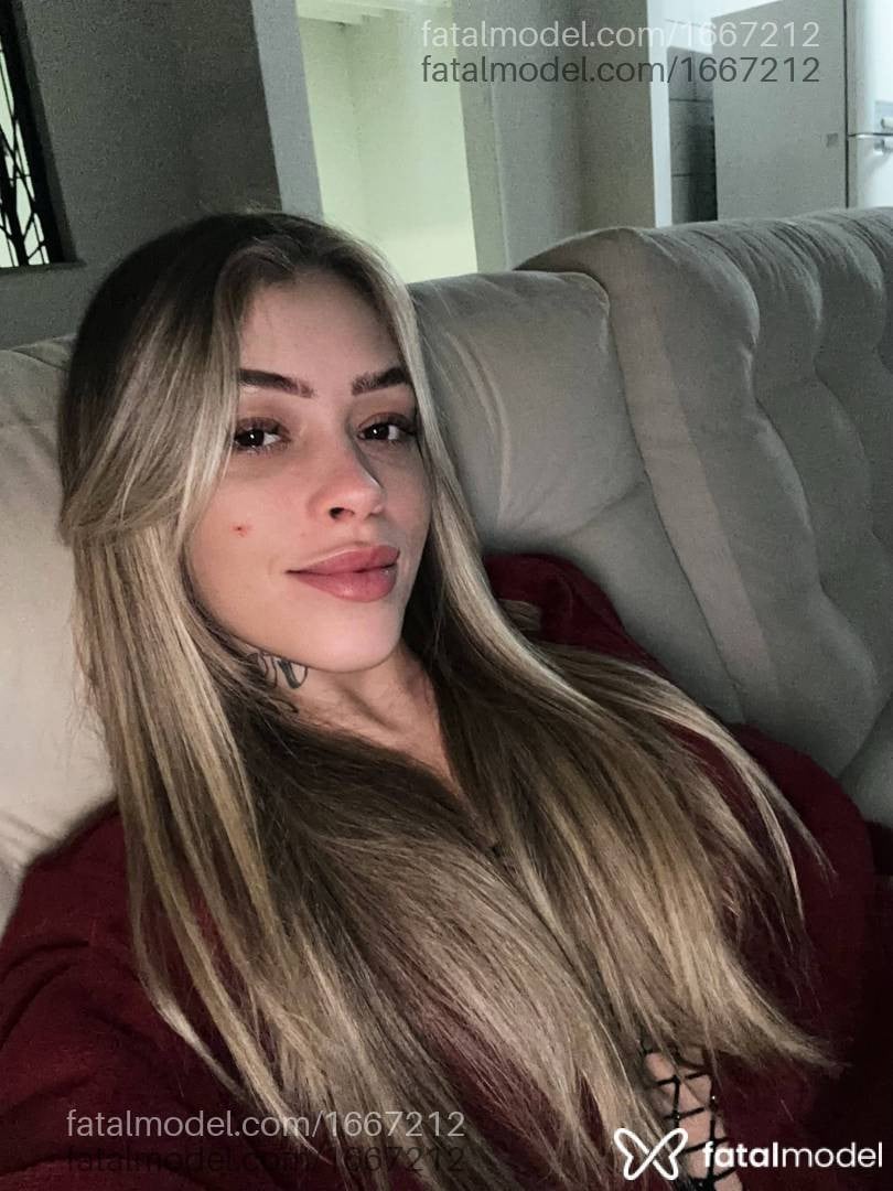Acompanhante mulher loira (o) de olhos castanhos - INGRID
