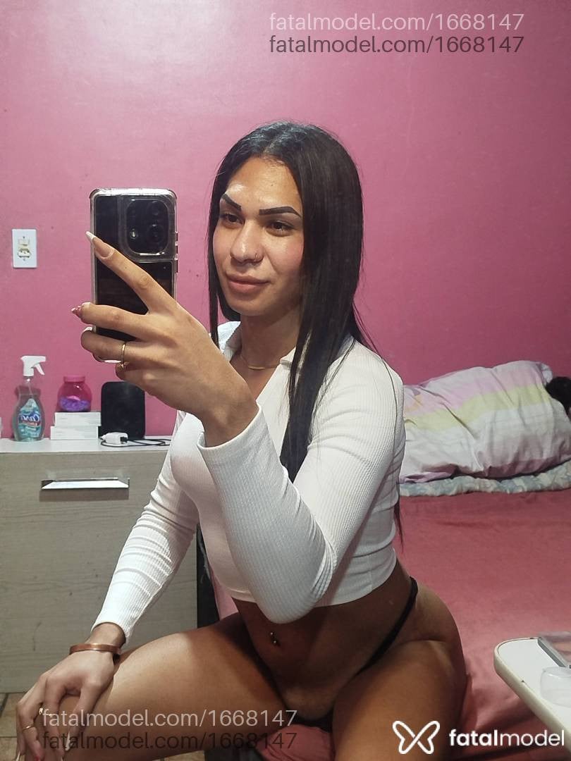 Acompanhante mulher trans morena (o) de olhos pretos - Mayara Carmezim