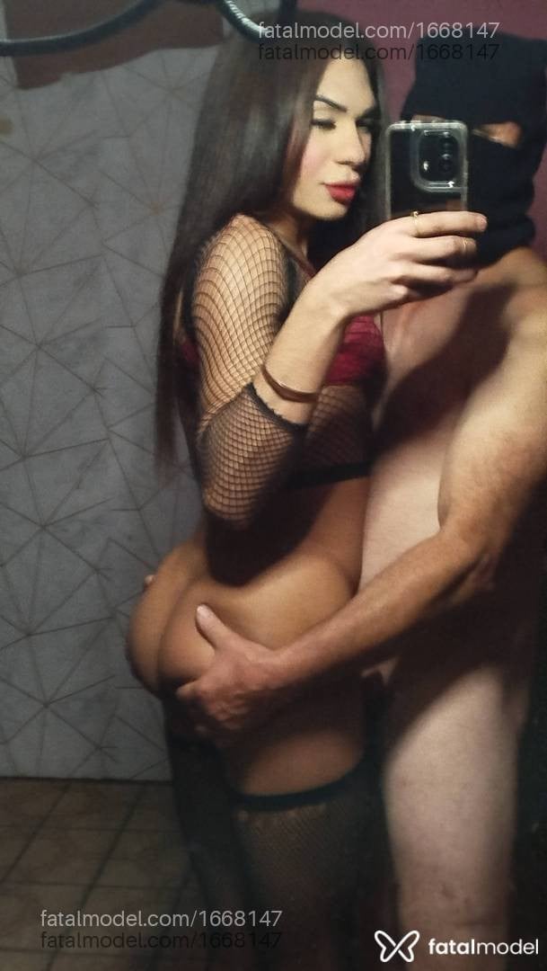 Acompanhante mulher trans morena (o) de olhos pretos - Mayara Carmezim
