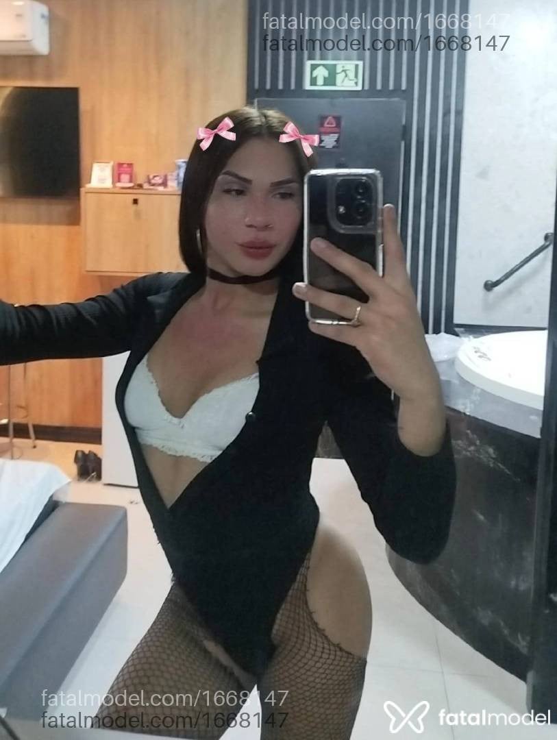 Acompanhante mulher trans morena (o) de olhos pretos - Mayara Carmezim