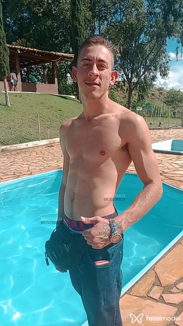 Acompanhante homem loira (o) de olhos castanhos em Bambuí Acompanhante homem loira (o) de olhos castanhos em Bambuí - Loirinho