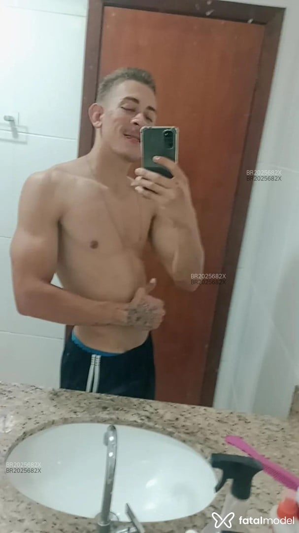 Acompanhante homem loira (o) de olhos castanhos em Bambuí Acompanhante homem loira (o) de olhos castanhos em Bambuí - Loirinho
