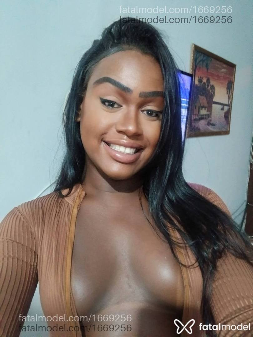 Acompanhante mulher trans com cabelo castanho de olhos mel - Viviane