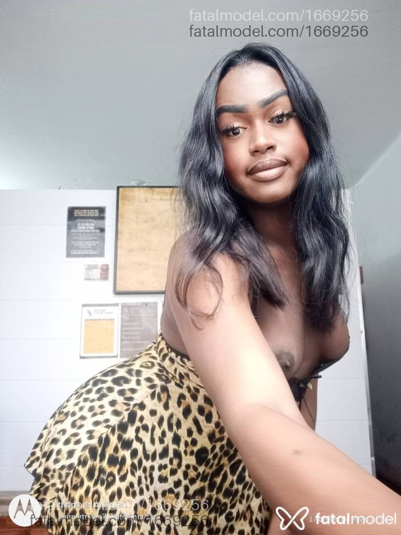 Acompanhante mulher trans com cabelo castanho de olhos mel - Viviane