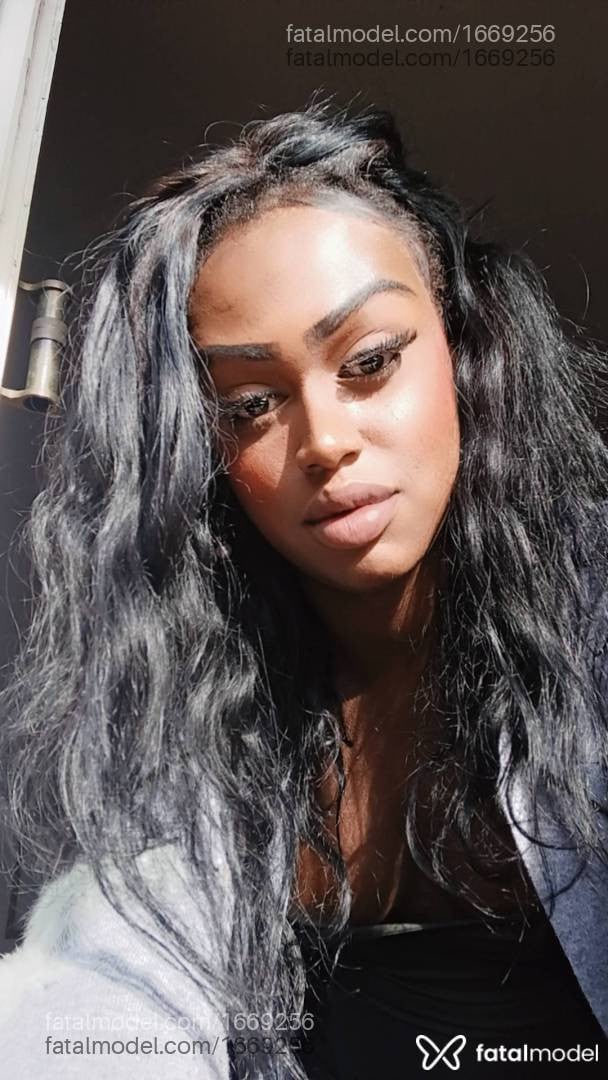 Acompanhante mulher trans com cabelo castanho de olhos mel em Teresópolis - Viviane