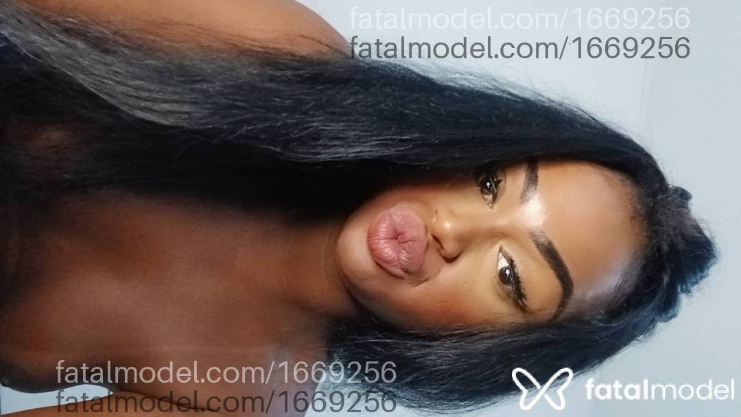 Acompanhante mulher trans com cabelo castanho de olhos mel em Nova Friburgo - Viviane
