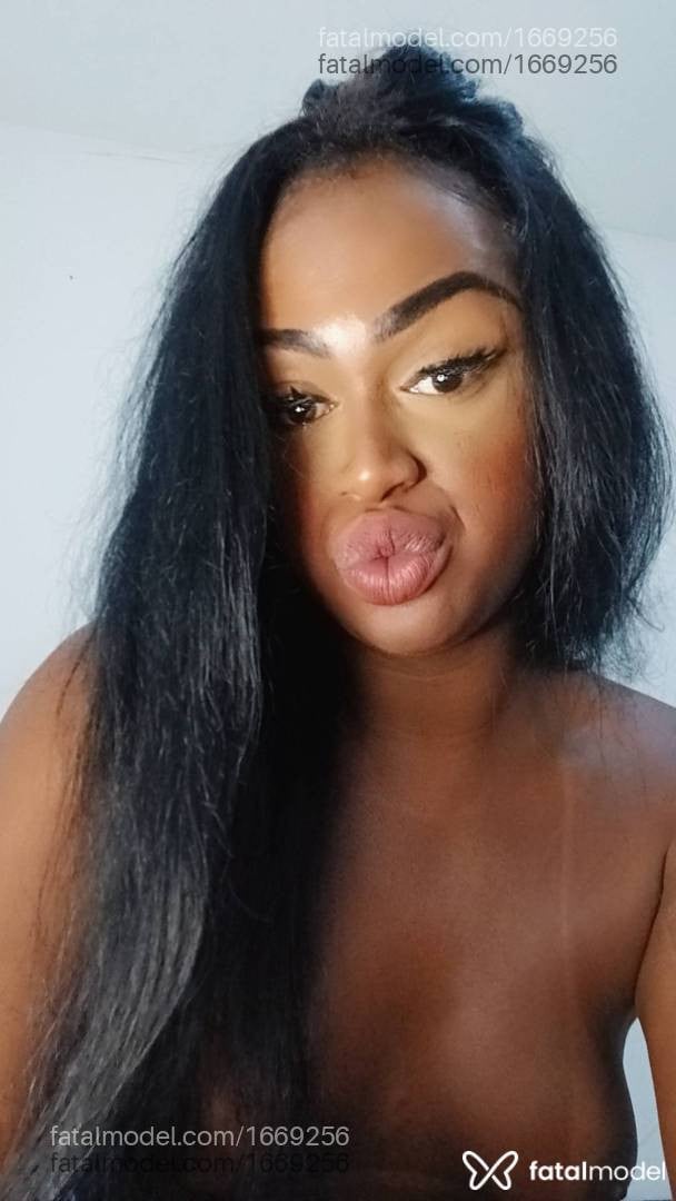 Acompanhante mulher trans com cabelo castanho de olhos mel em Teresópolis - Viviane