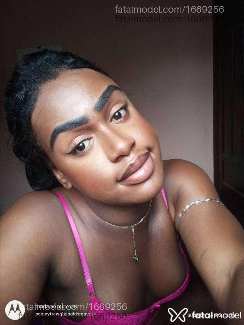 Acompanhante mulher trans com cabelo castanho de olhos mel - Viviane