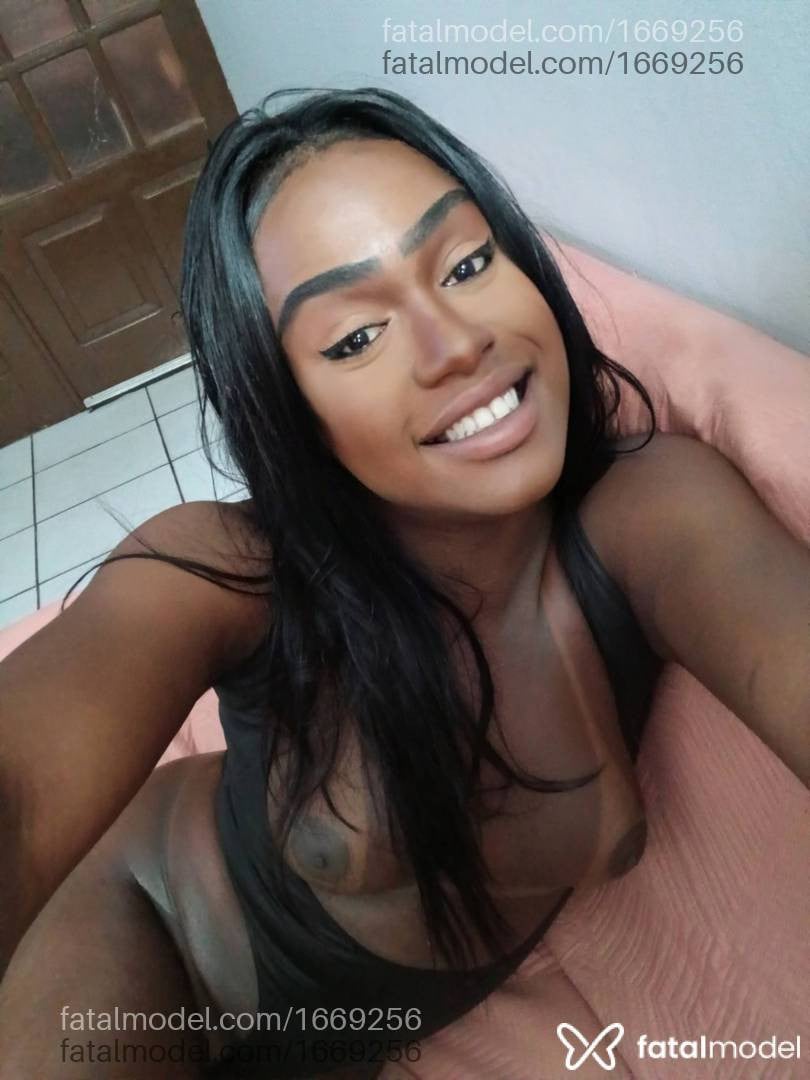 Acompanhante mulher trans com cabelo castanho de olhos mel - Viviane