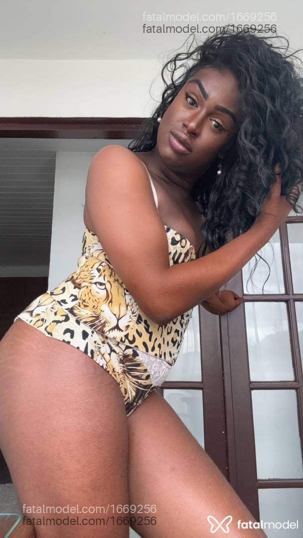 Acompanhante mulher trans com cabelo castanho de olhos mel em Teresópolis - Viviane