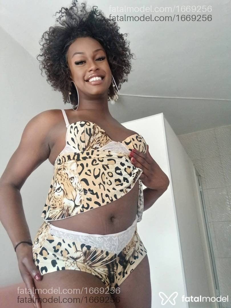 Acompanhante mulher trans com cabelo castanho de olhos mel - Viviane