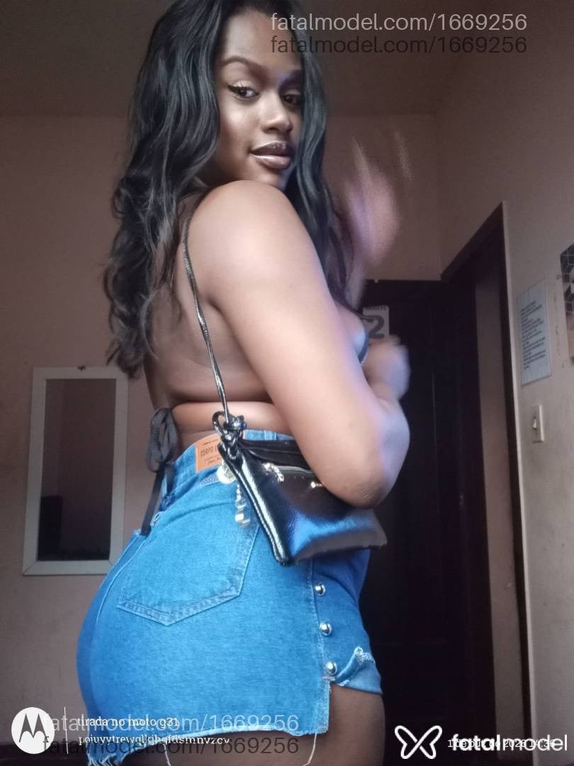 Acompanhante mulher trans com cabelo castanho de olhos mel - Viviane