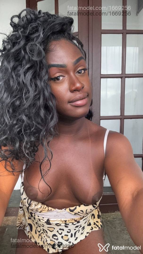 Acompanhante mulher trans com cabelo castanho de olhos mel em Teresópolis - Viviane