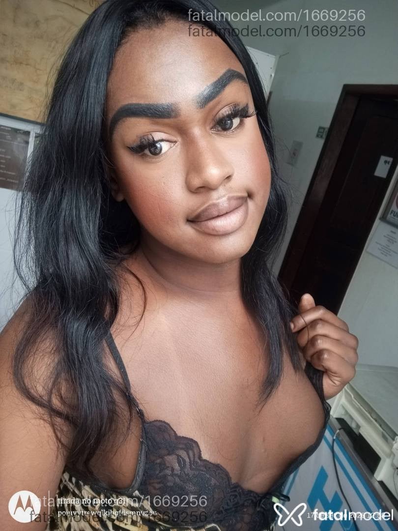 Acompanhante mulher trans com cabelo castanho de olhos mel - Viviane