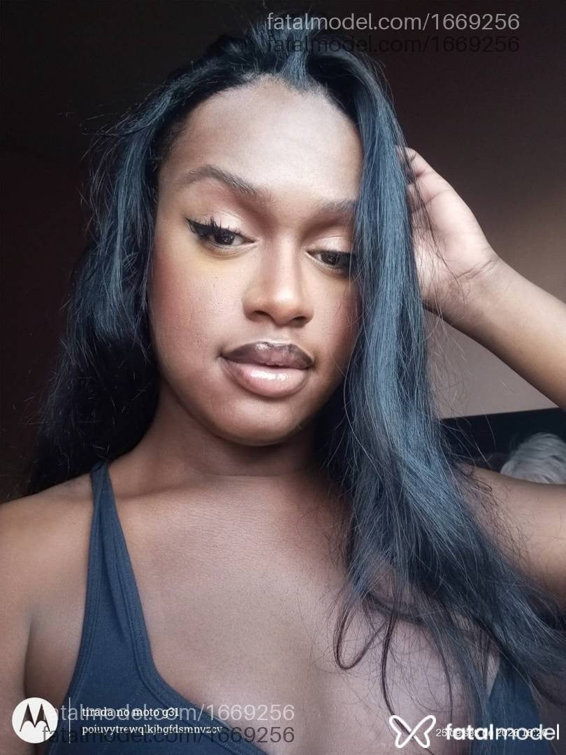 Acompanhante mulher trans com cabelo castanho de olhos mel - Viviane