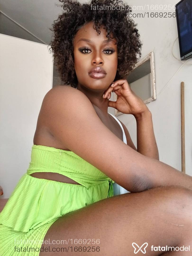 Acompanhante mulher trans com cabelo castanho de olhos mel - Viviane