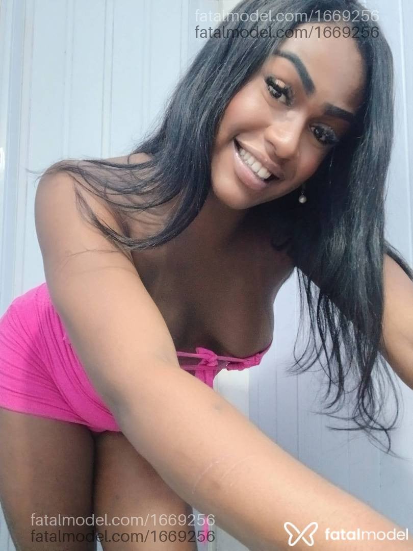 Acompanhante mulher trans com cabelo castanho de olhos mel - Viviane