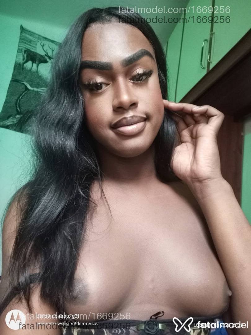 Acompanhante mulher trans com cabelo castanho de olhos mel - Viviane
