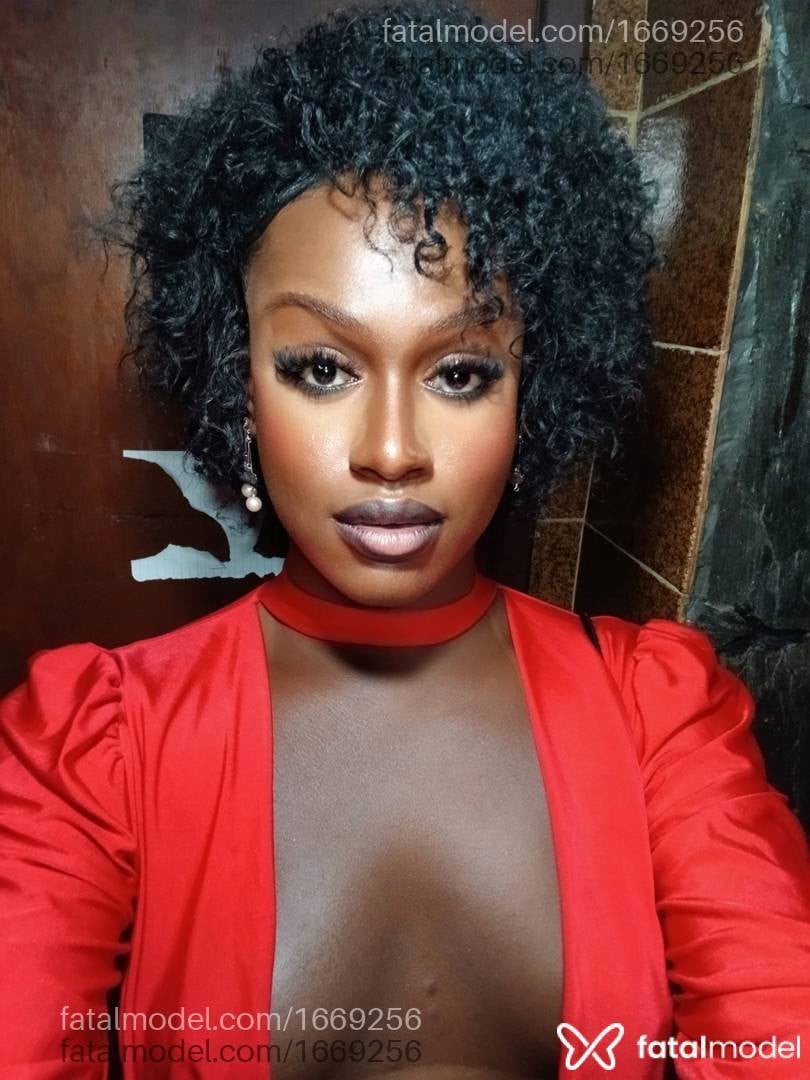 Acompanhante mulher trans com cabelo castanho de olhos mel - Viviane