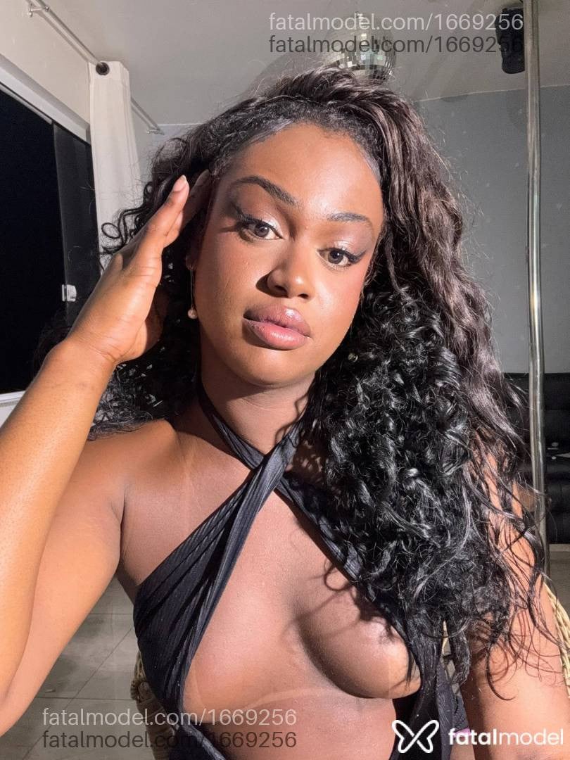 Acompanhante mulher trans com cabelo castanho de olhos mel - Viviane