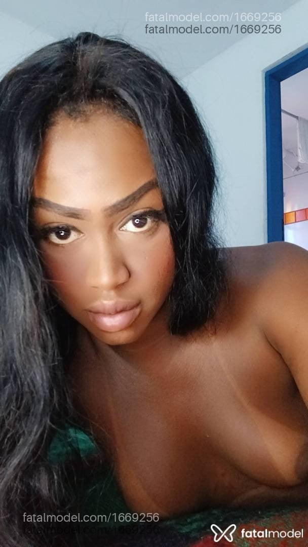 Acompanhante mulher trans com cabelo castanho de olhos mel em Teresópolis - Viviane