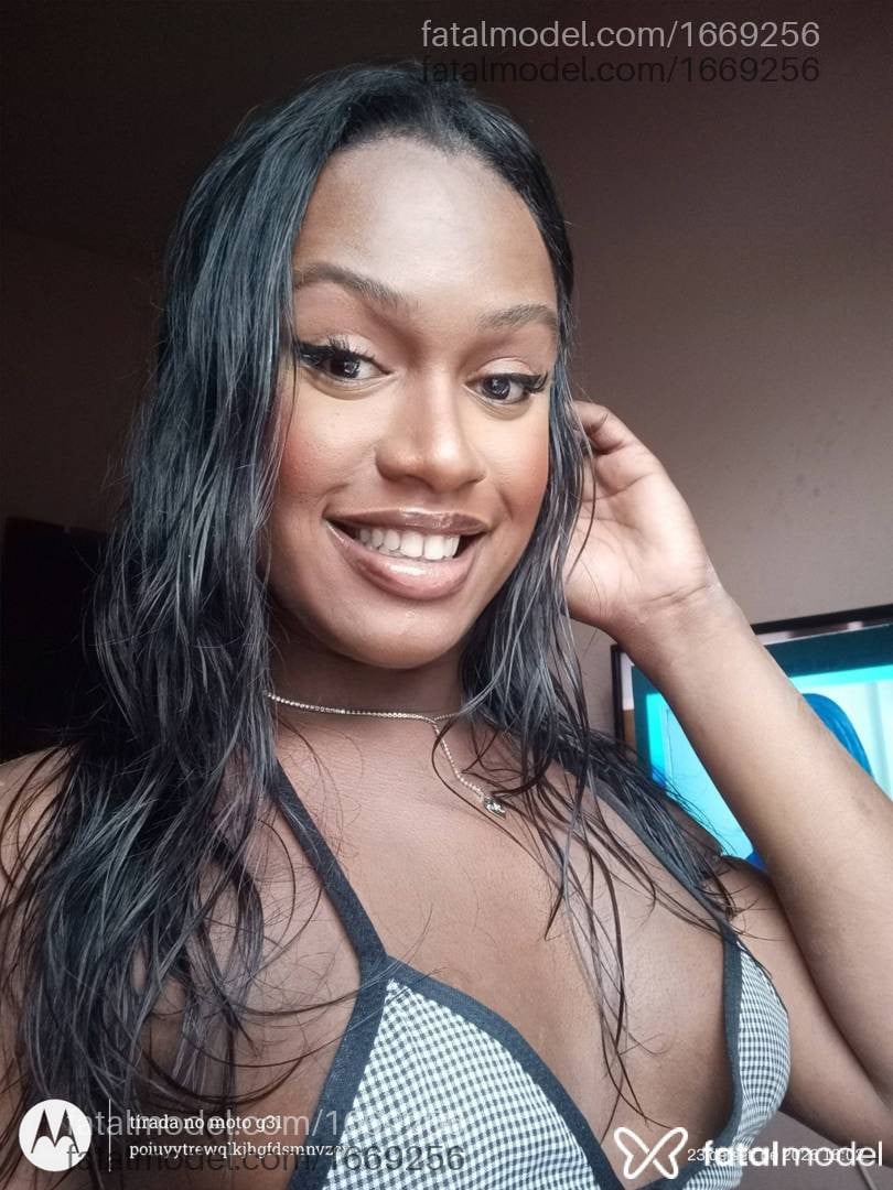 Acompanhante mulher trans com cabelo castanho de olhos mel - Viviane